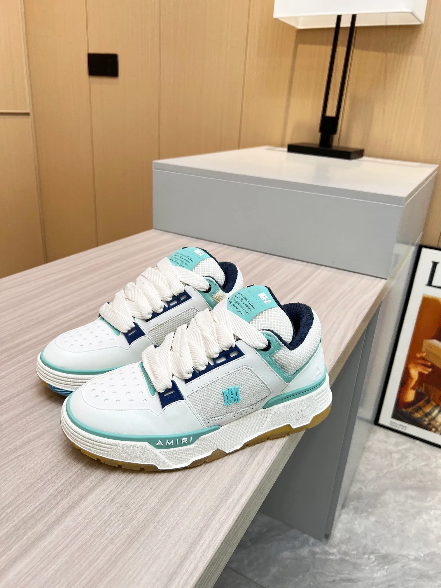 p620💰Men's shoes Amiri Emile's 2023 spring and summer new MA-1 bread shoes, couple models, casual sports shoes, sneakers Amiri gave up the rock punk style in the new season and used a large number of unsaturated colors, Morandi tones, whether you see or wear them, it will make people very happy. The large tongue of the bread shoes continues, shortens the length of the shoe body, thickens the midsole, and the toe part is more rounded. Amiri's brand letters and MA logo appear on the side of the shoe. Fabric: Original customized imported first-layer cowhide + mesh. Lining: Original customized breathable towel lining. Outsole. Foam combination material. Bottom thickness: 4CM. Size: Men's 39-45